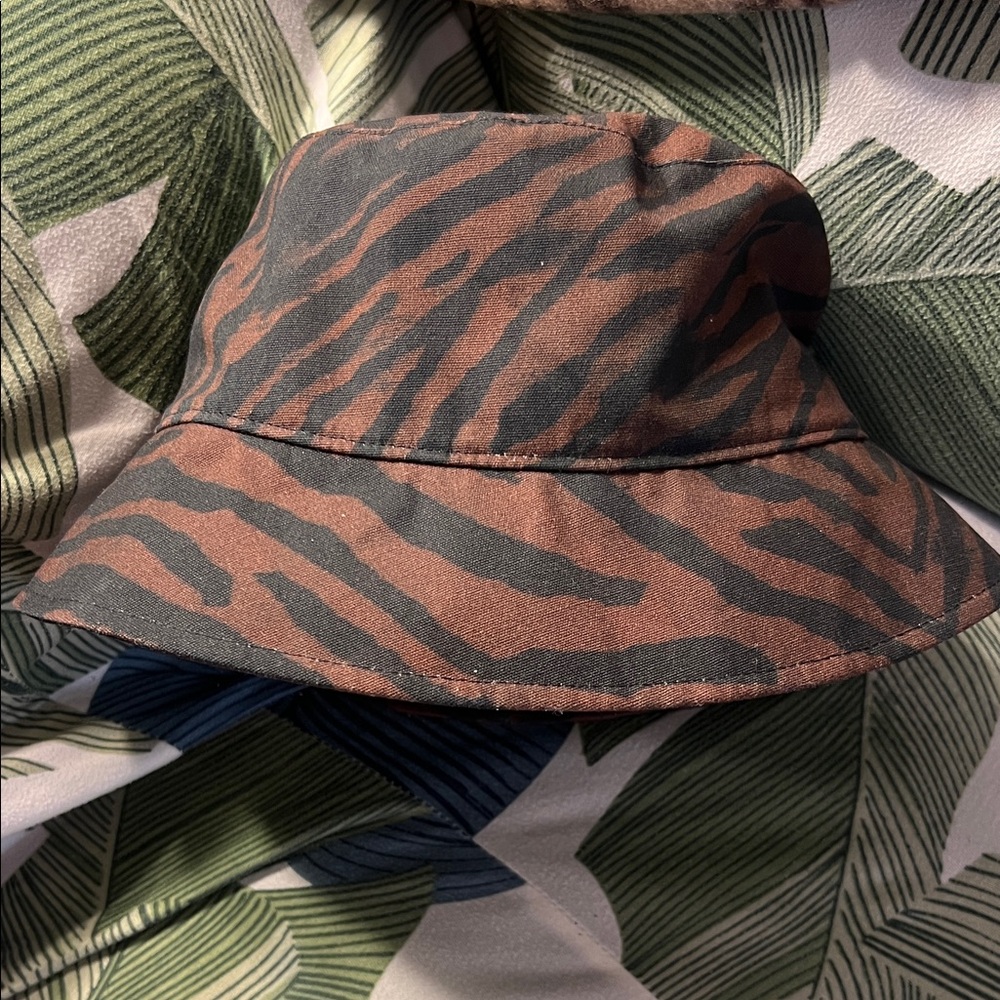 NWOT | Banana Republic White Lotus bucket hat